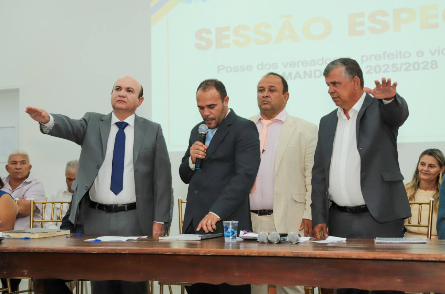 PREFEITO, VICE E VEREADORES TOMAM POSSE EM LAPÃO