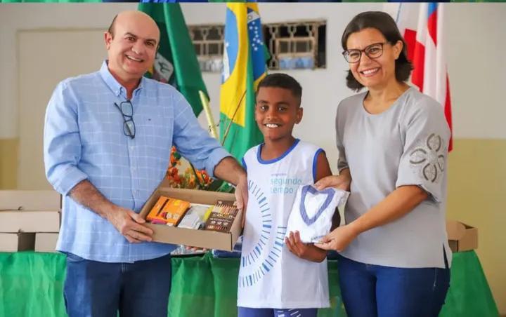 Prefeitura de Lapão Inicia a Distribuição de Kits Escolares e Fardamentos para Estudantes da Rede Municipal