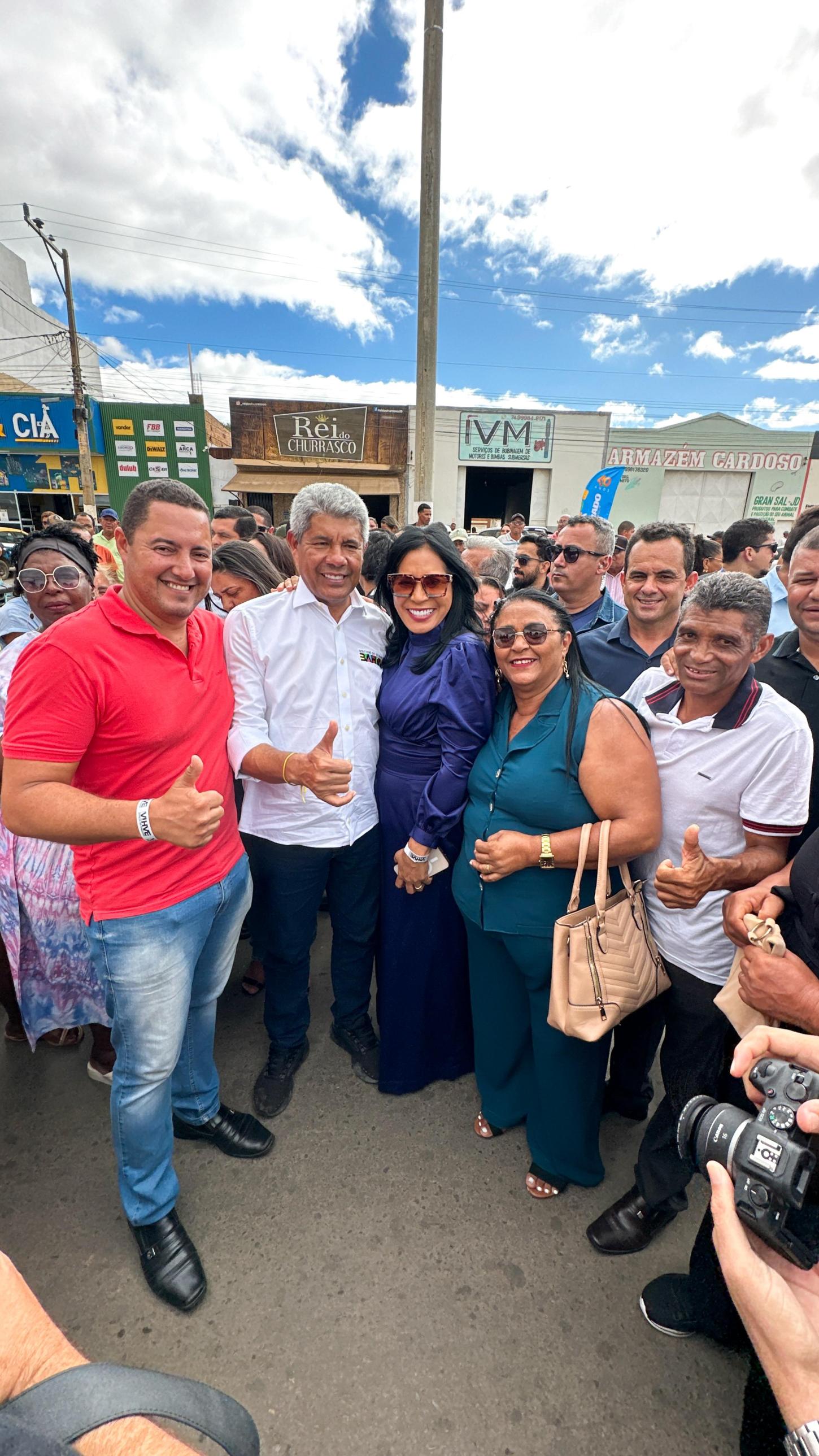 Prefeita Marleide Oliveira, Vice-prefeito Júnior de Queiroz e comitiva de vereadores recebem governador Jerônimo Rodrigues em João Dourado