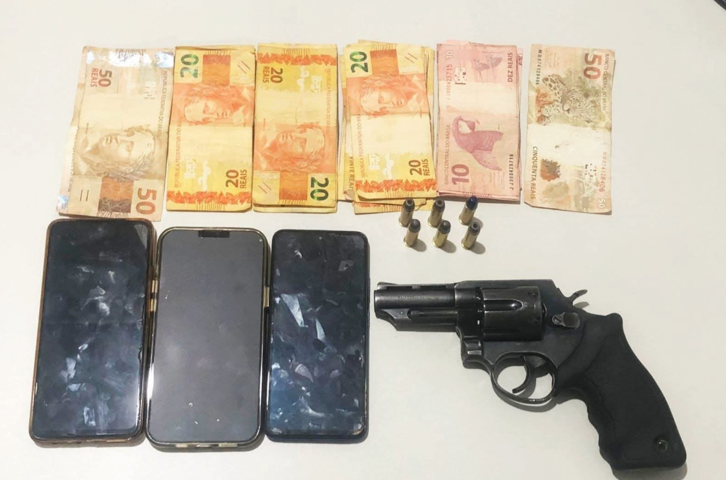Polícia Militar apreende arma de fogo e celulares em operação no bairro Nova Esperança, em Lapão