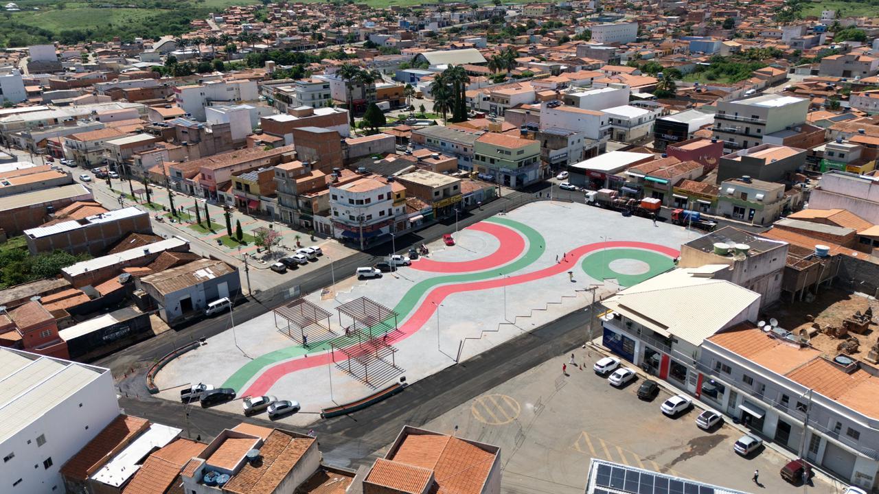 Praça do Comércio é inaugurada e fortalece desenvolvimento em Canarana