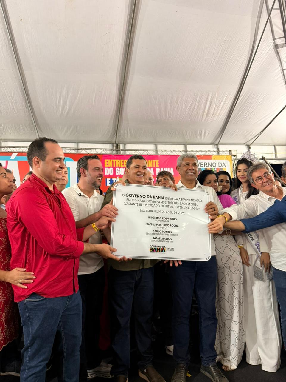 Governo do Estado autoriza pavimentação entre Pitial e Gameleira do Jacaré e Ricardo Rodrigues entrega van TFD