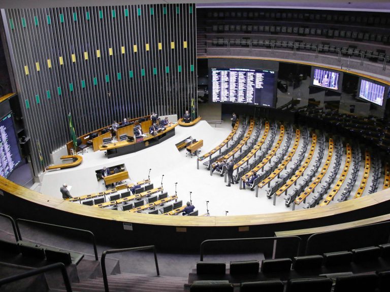 Câmara dos Deputados agenda votação de propostas sobre combate ao feminicídio e preço dos combustíveis