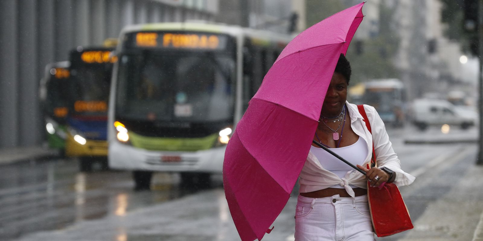 Mau tempo no RJ força cancelamento de show em transmissão gratuita de jogo do Brasil