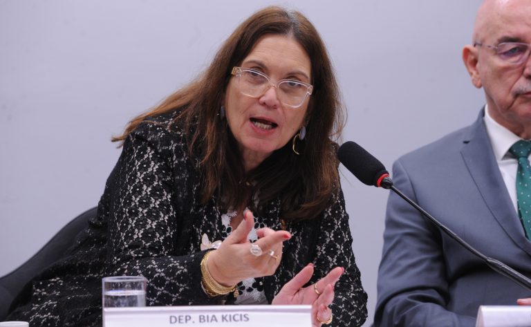 CCJ aprova ações de conscientização e campanha Maio Roxo sobre fibromialgia