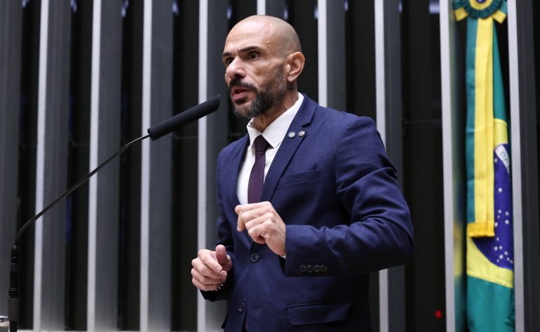 Comissão da Câmara aprova projeto de lei que criminaliza a expulsão de moradores por facções criminosas