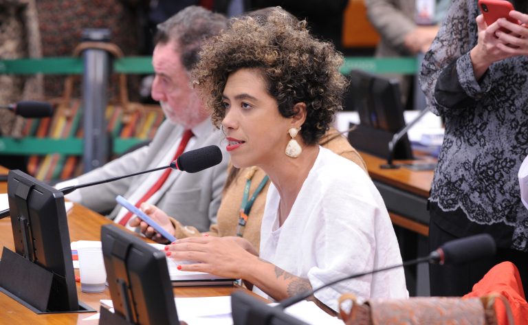 Câmara avança com projeto que facilita acesso de vítimas de violência doméstica sob medida protetiva ao Minha Casa, Minha Vida