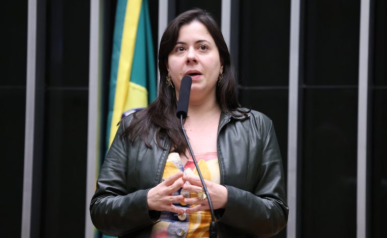Comissão da Câmara aprova projeto para disponibilização de livros digitais gratuitos pelo poder público