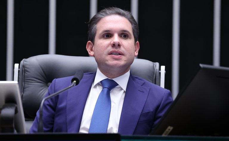 Hugo Motta recebe de Lula proposta para elevar limite de faturamento do MEI