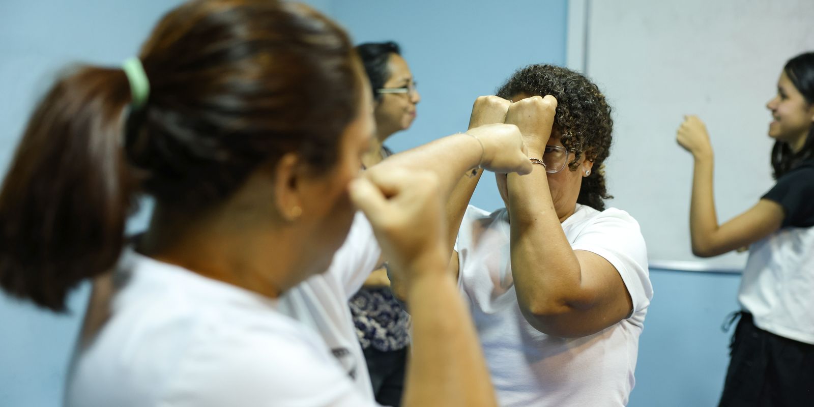 Senado aprova projeto que libera spray de pimenta para defesa pessoal de mulheres