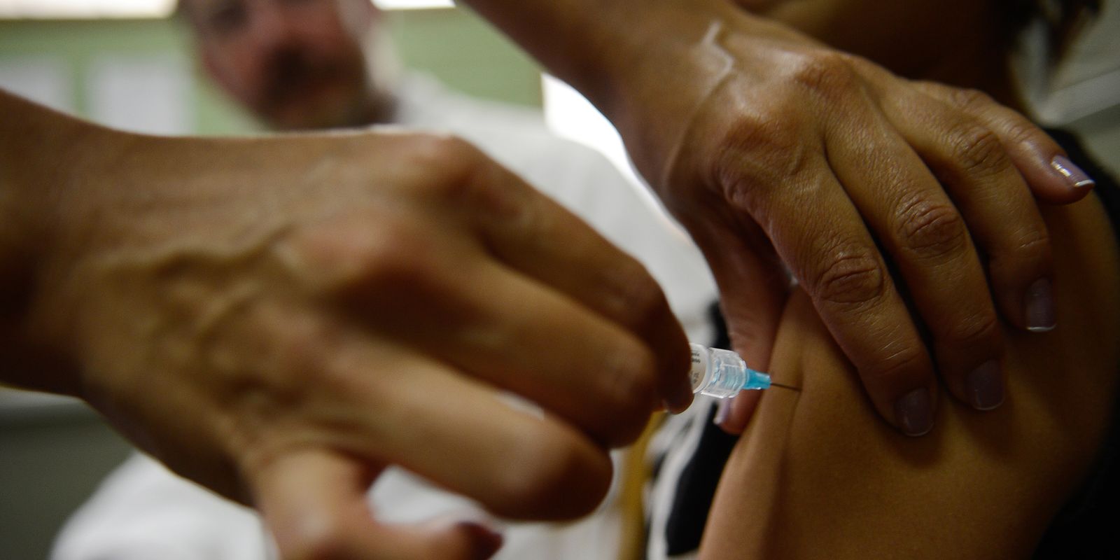 Vacinação de adolescentes contra o HPV é estendida no Brasil