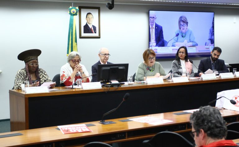 Ativistas condenam deportações em massa dos EUA e clamam por acolhimento de migrantes no Brasil