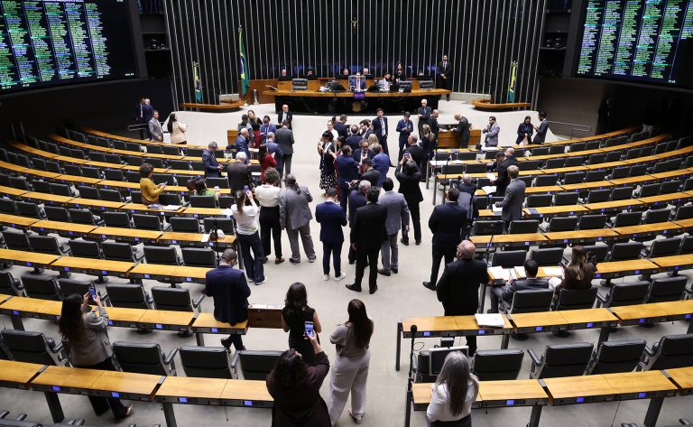 Câmara dos Deputados pode votar projetos de lei, incluindo programa de assistência para pessoas com epilepsia