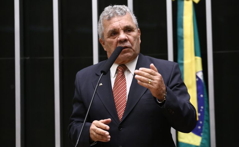Comissão da Câmara aprova projeto que restringe armas para quem possui medida protetiva