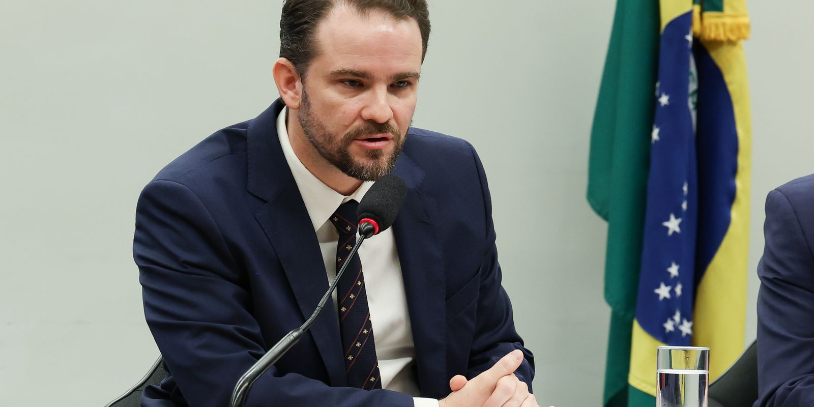 Dívida pública do Brasil é menor que a de potências globais, afirma Durigan ao tratar de endividamento e juros