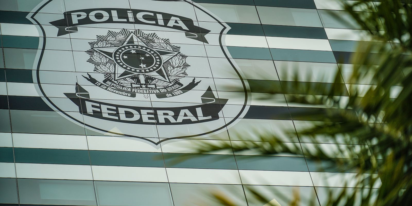 Flávio Bolsonaro entrega defesa escrita à PF e nega calúnia contra Lula