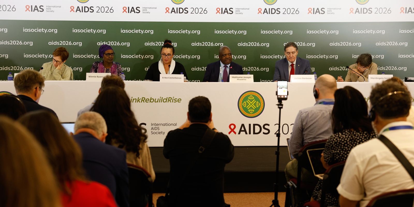 Queda nas infecções por HIV é ameaçada pelo corte de financiamento global, alerta Unaids