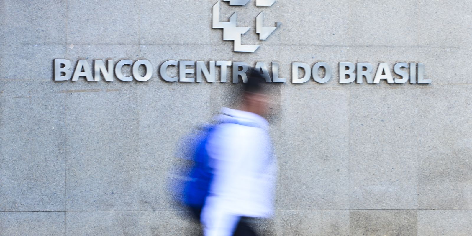 Taxa de juros do crédito para famílias chega a 64% ao ano em junho, divulga Banco Central