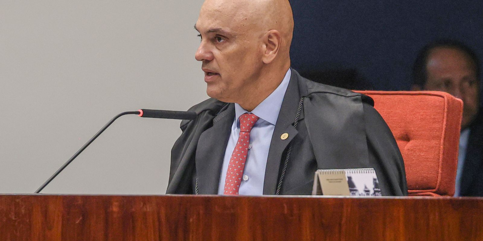 Moraes concede prazo para PGR se posicionar após ausência de Flávio Bolsonaro na PF