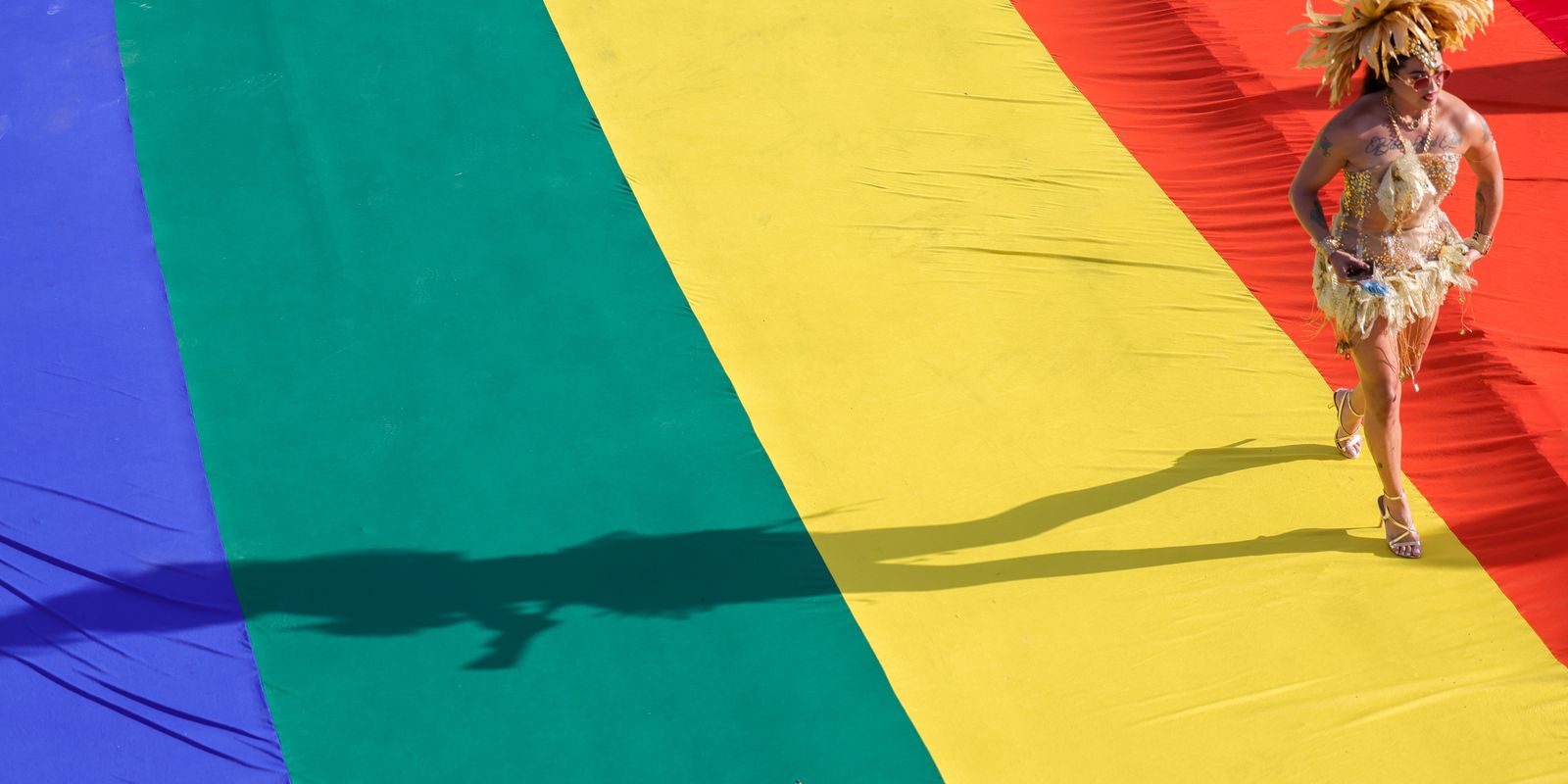 Parada Brasília Orgulho mobiliza público na Esplanada com foco no voto consciente e na defesa de direitos