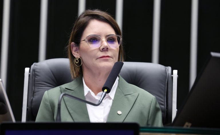 Projeto de lei busca padronizar identificação visual de tornozeleira eletrônica para casos de violência doméstica