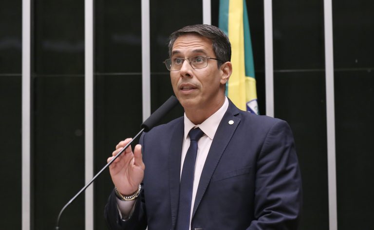 Projeto de lei quer proibir postos de combustíveis de cobrarem preços diferentes para pagamentos em dinheiro ou Pix