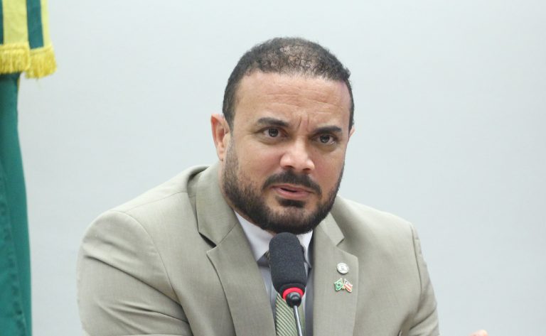 Câmara dos Deputados analisa projeto que reconhece atividade de risco e autoriza porte de arma para auditores fiscais agropecuários