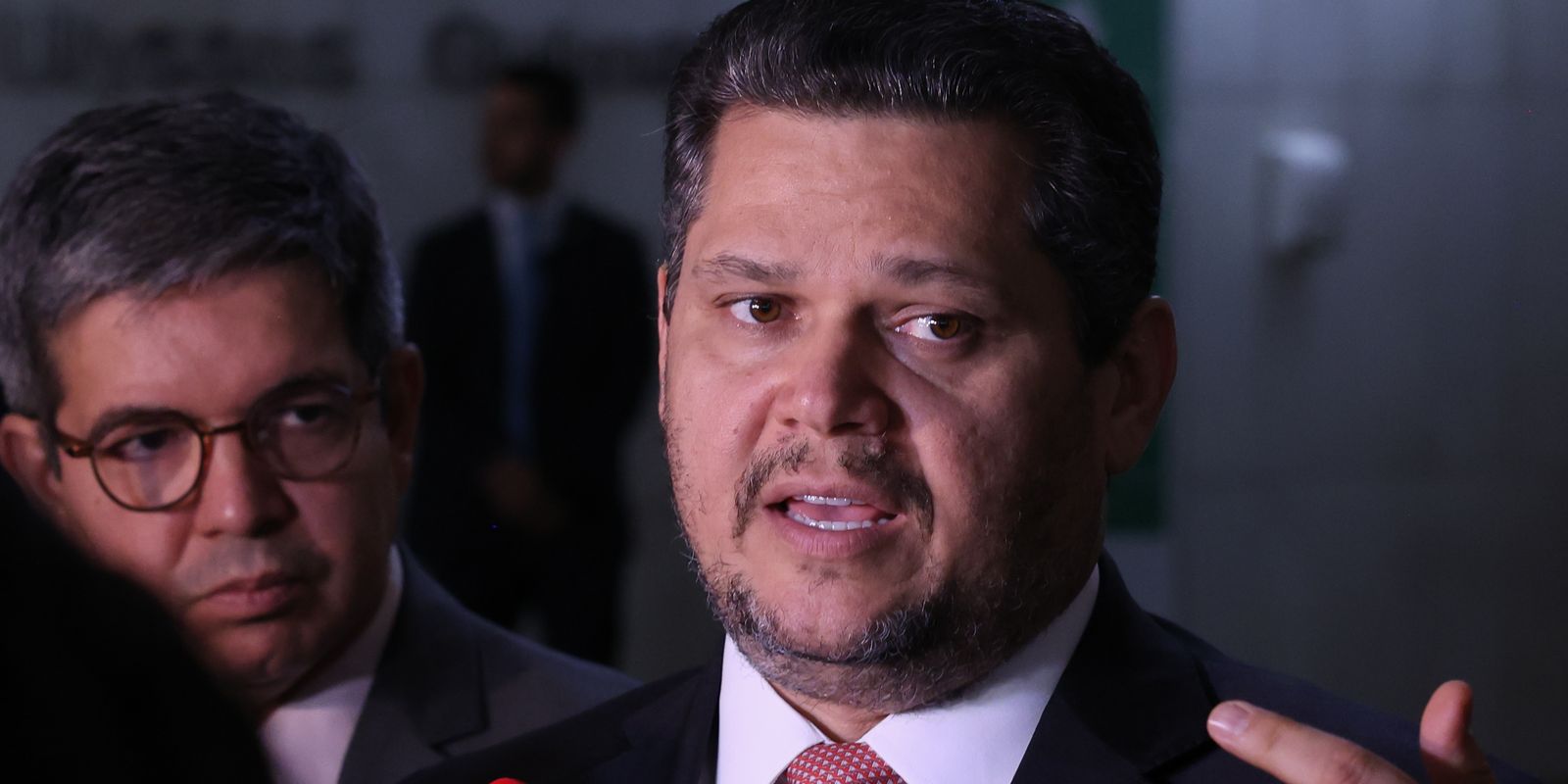 Alcolumbre envia PEC do fim da escala 6x1 para a CCJ do Senado