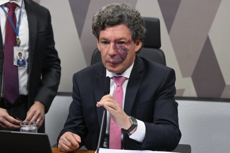 Votação sobre fim da taxa das blusinhas é adiada para terça-feira