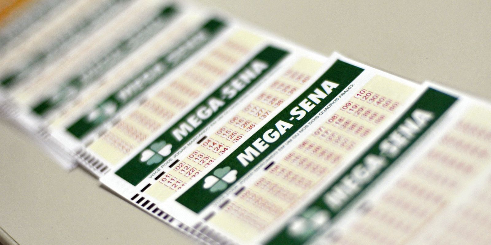 Mega-Sena acumula prêmio de R$ 100 milhões para sorteio deste domingo