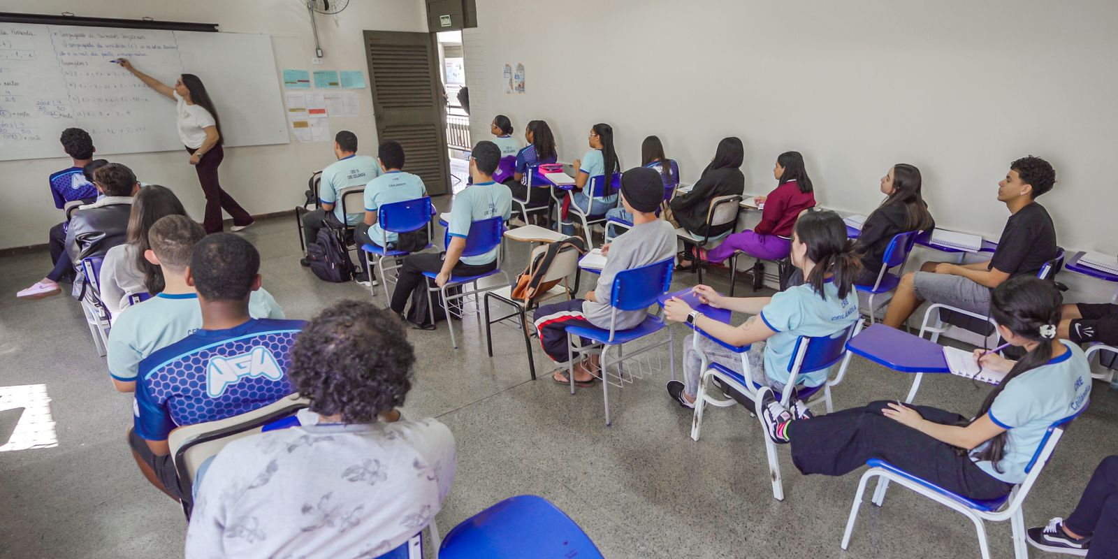 Pé-de-Meia paga quinta parcela para alunos nascidos em julho e agosto