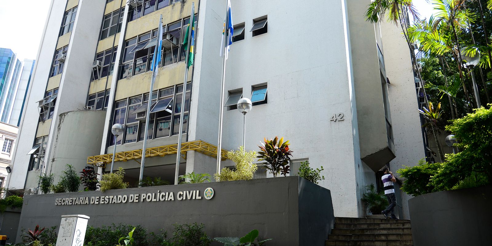 Polícia Civil realiza operação contra rede do Comando Vermelho focada em roubo de veículos no Rio