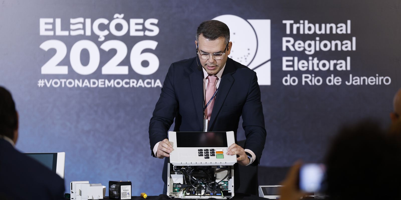 TRE-RJ apresenta estrutura da urna eletrônica e reforça a segurança do voto