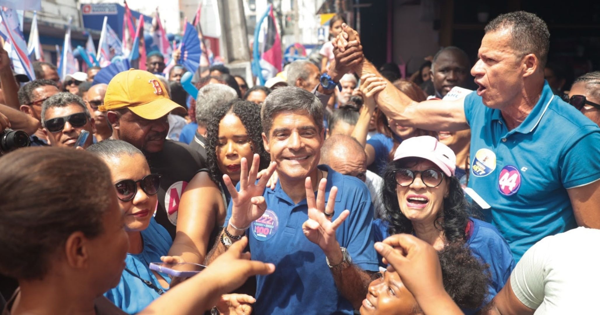 ACM Neto realiza caminhada e intensifica campanha em Valença