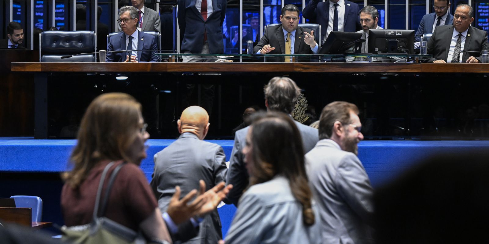 Senado vai votar o fim da escala 6x1 após as eleições, diz Alcolumbre