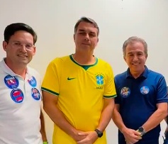 Flávio Bolsonaro agradece apoio político na Bahia