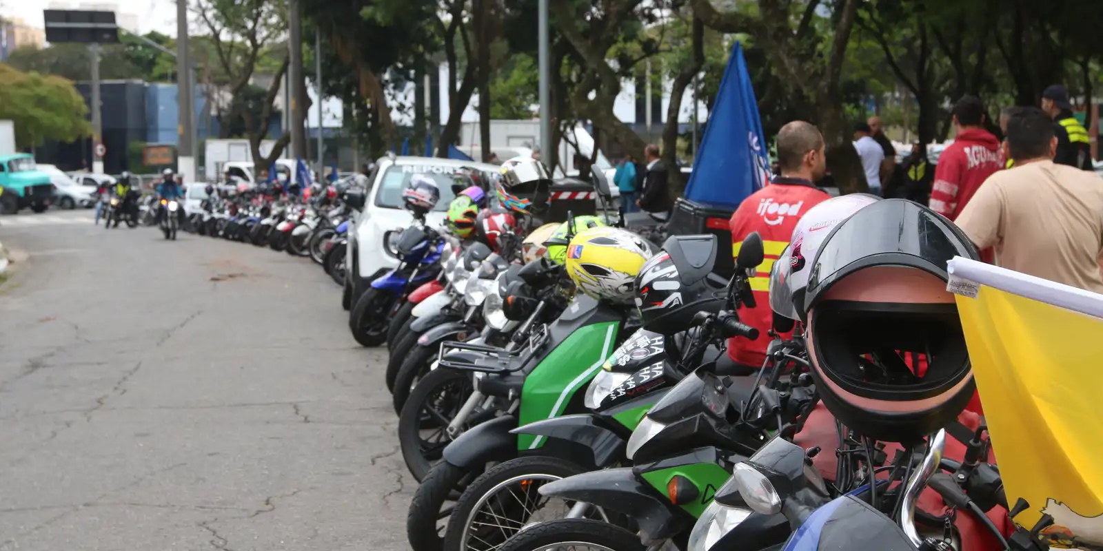 Baixa cobertura previdenciária afeta motociclistas de aplicativo no Brasil
