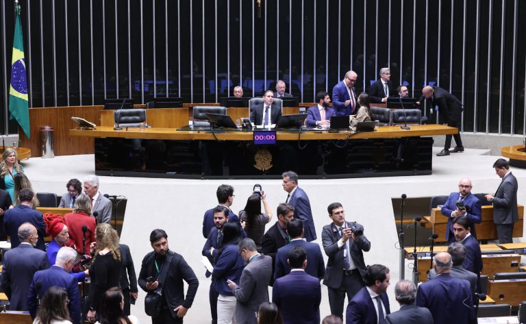 Câmara adia votação que extingue a taxa das blusinhas para quinta-feira