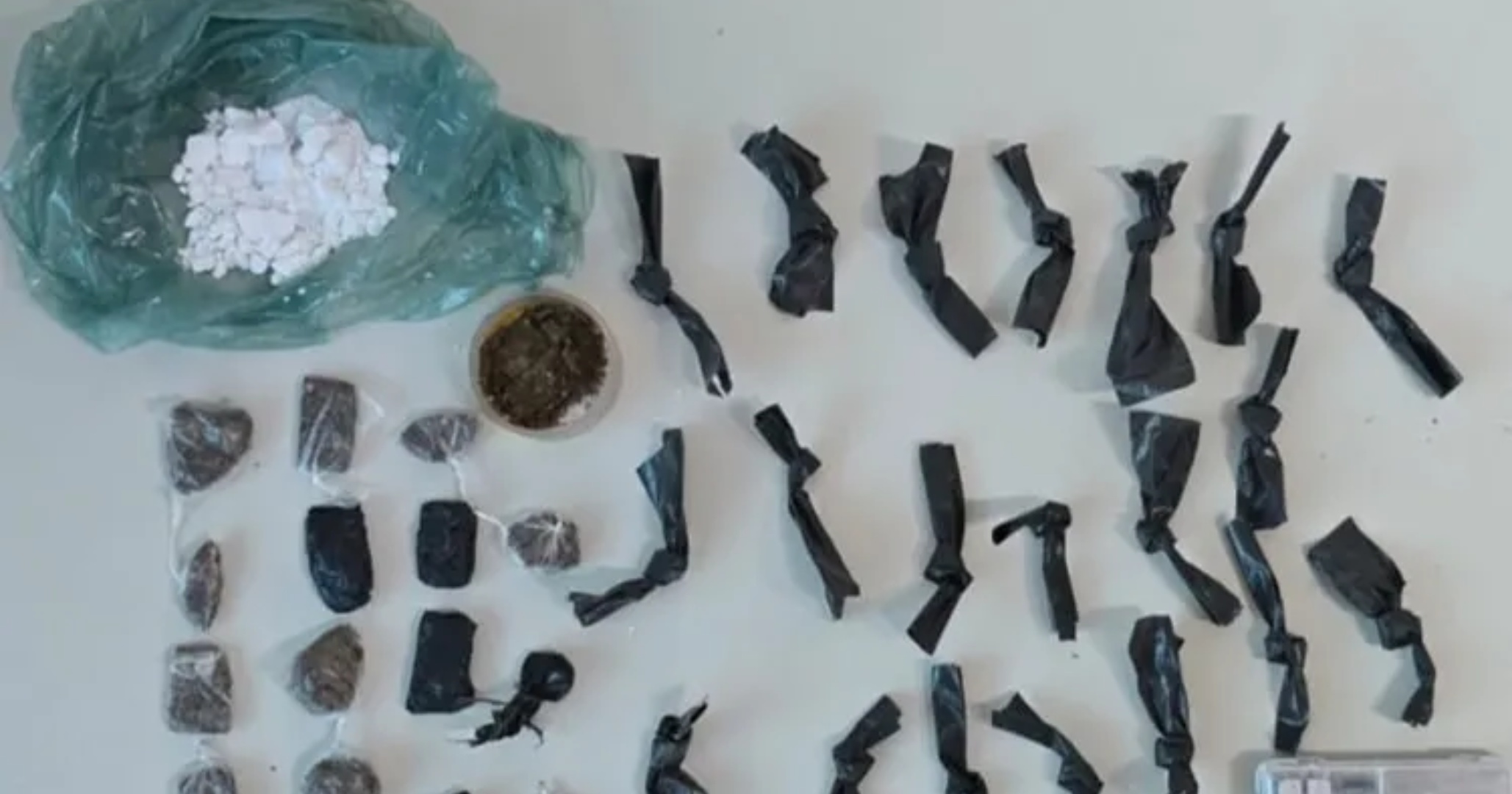 Casal tenta fugir da polícia, mas é preso com drogas em Guanambi