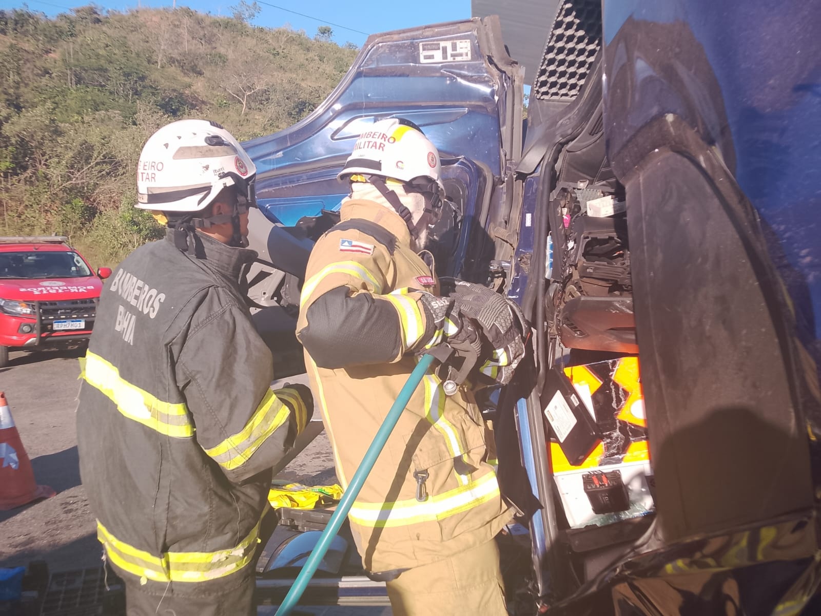 Colisão entre caminhões na BR-101 deixa ferido preso às ferragens na Bahia