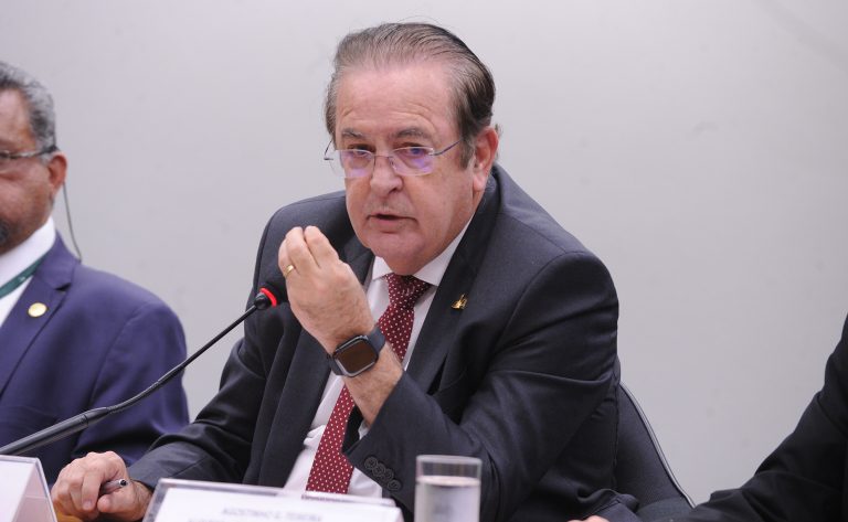 CCJ aprova proposta que permite extensão de estágio após a formatura