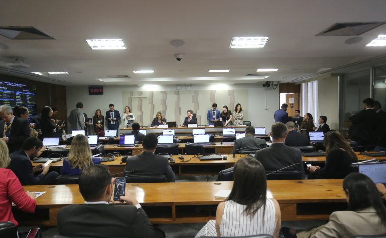 Comissão mista aprova o fim da taxa das blusinhas e define novas regras