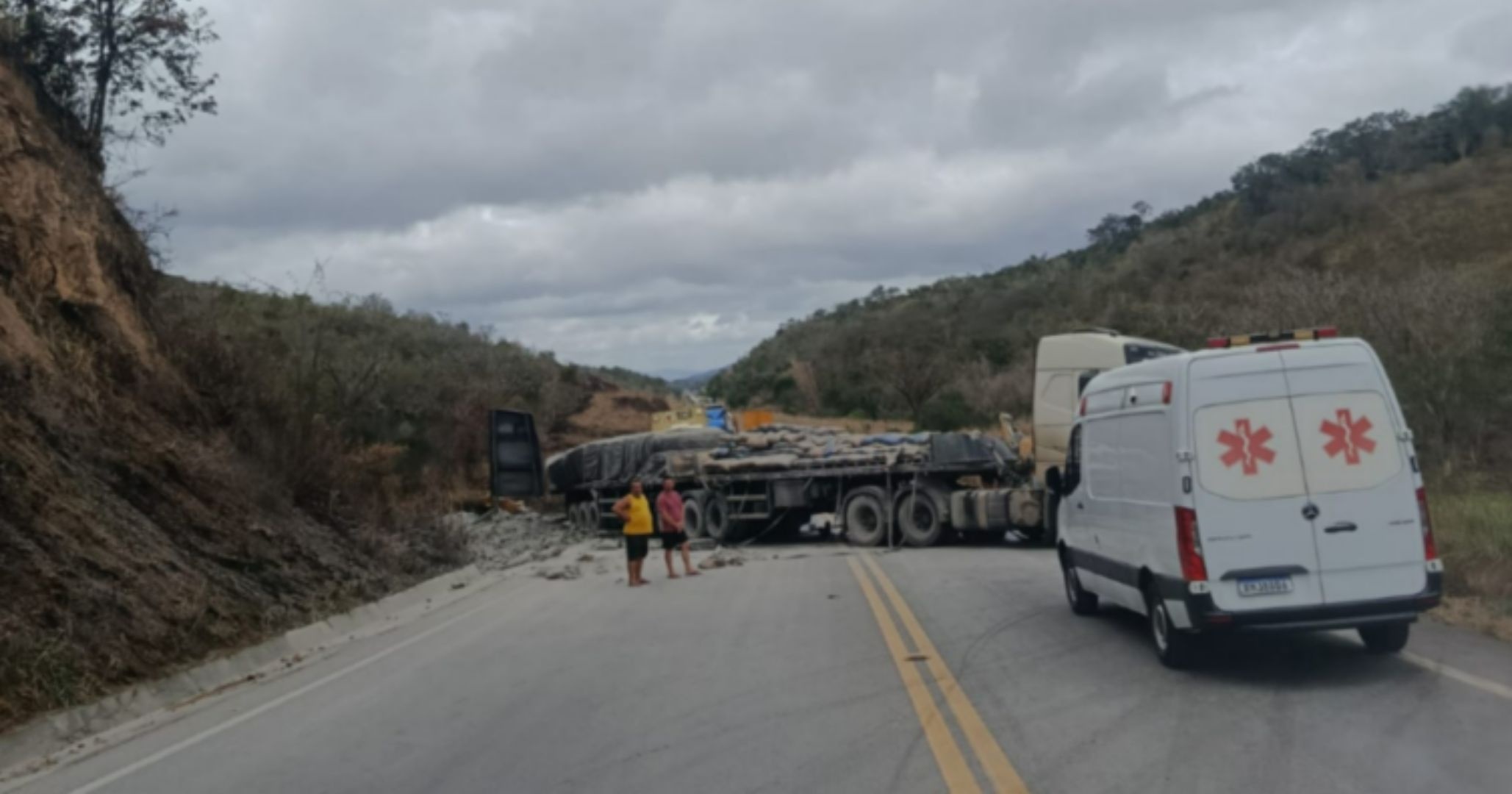 Acidente na BR-116 com quatro carretas deixa um morto em Jaguaquara