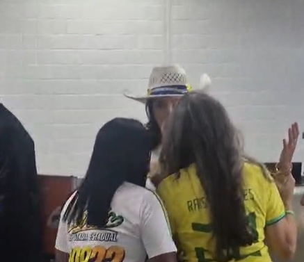 Espera por Flávio Bolsonaro em Conquista gera tensão e protestos no aeroporto