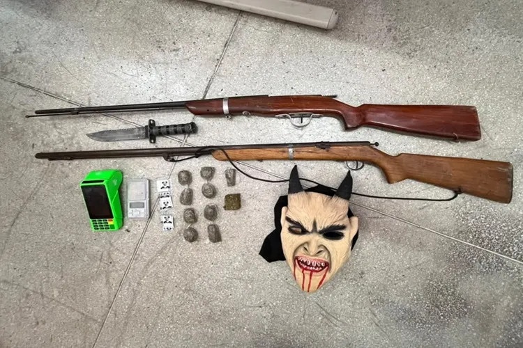 Jovem mascarado é preso com rifles, drogas e máquina de cartão em Malhada