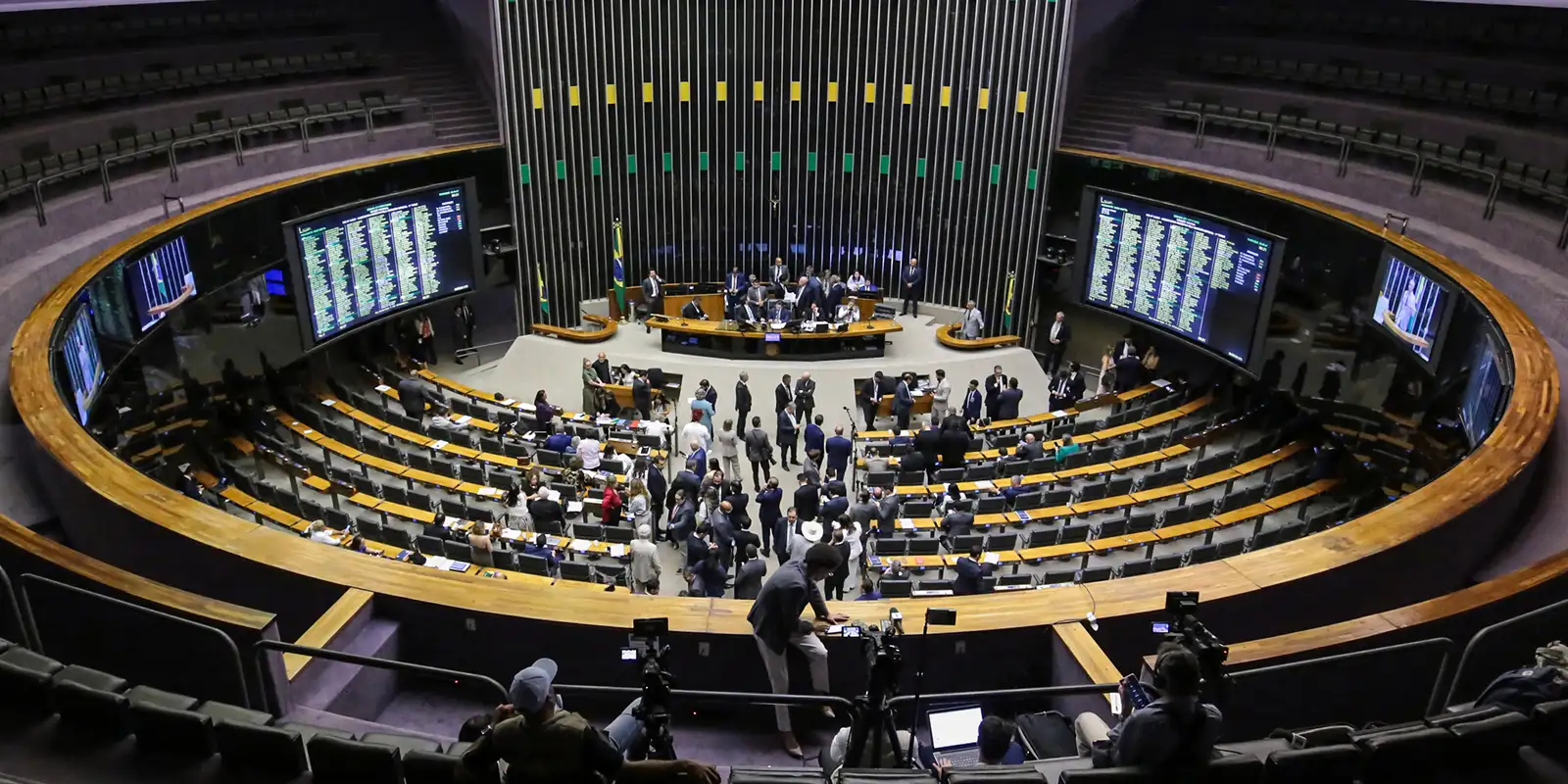Câmara aprova MP da taxa das blusinhas e texto segue para o Senado