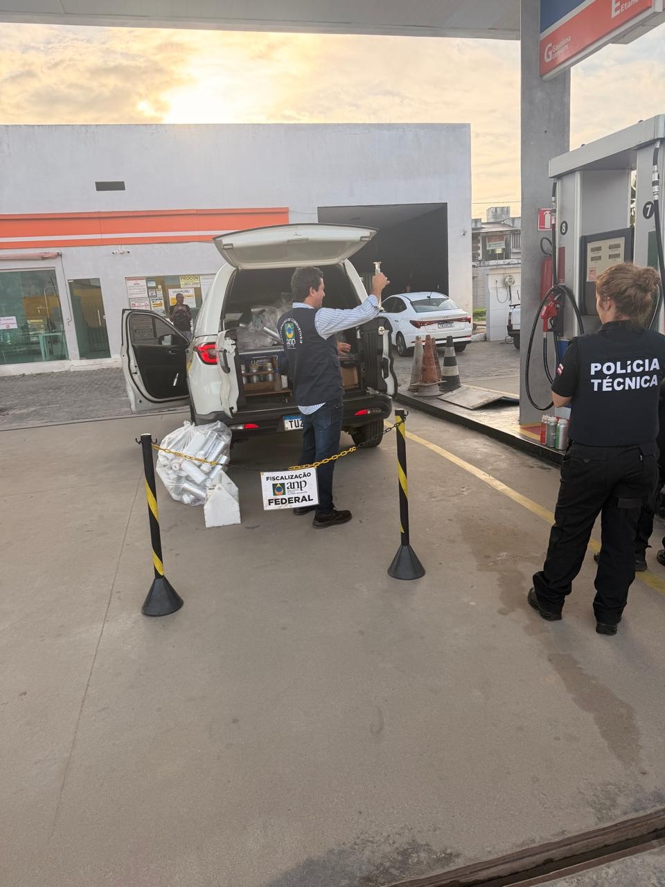 Operação em Feira de Santana fecha posto de gasolina e prende duas pessoas