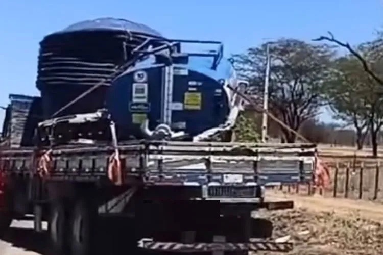Polícia Militar apreende caminhão com suspeita de compra de votos em Brumado