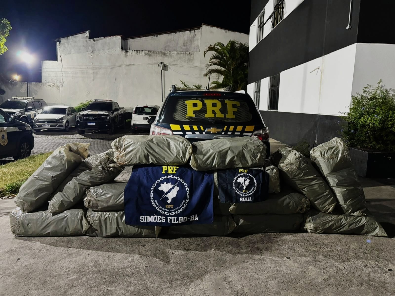 PRF realiza apreensão de maconha de quase 100 kg na BR-324 em Feira de Santana