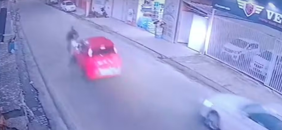 Acidente na Bahia: motociclista é arremessado em colisão frontal